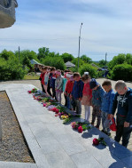 7 мая воспитанники средней и старшей группы возложили цветы на Мемориале Славы.